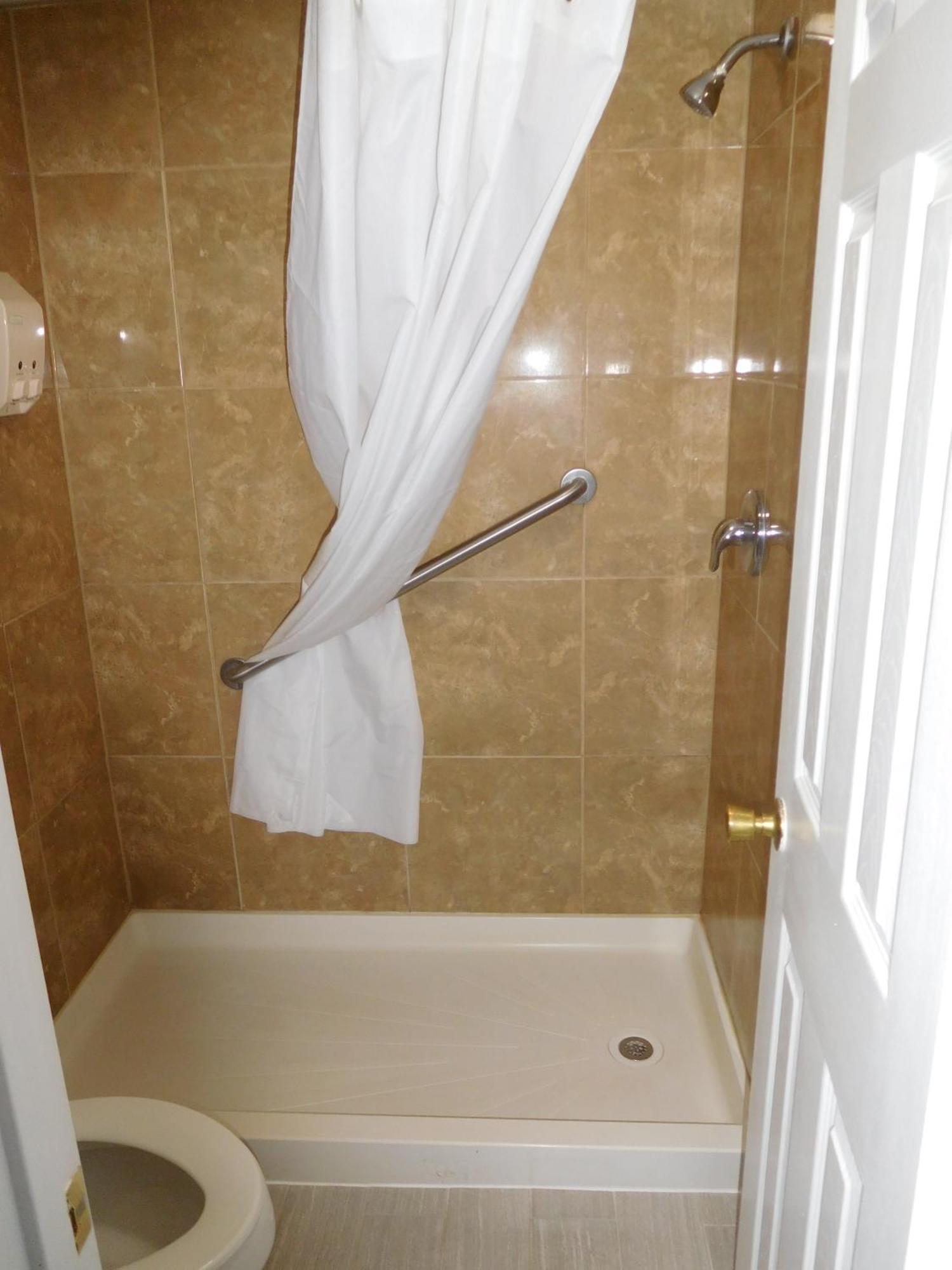 Deluxe Inn Stamford Екстериор снимка