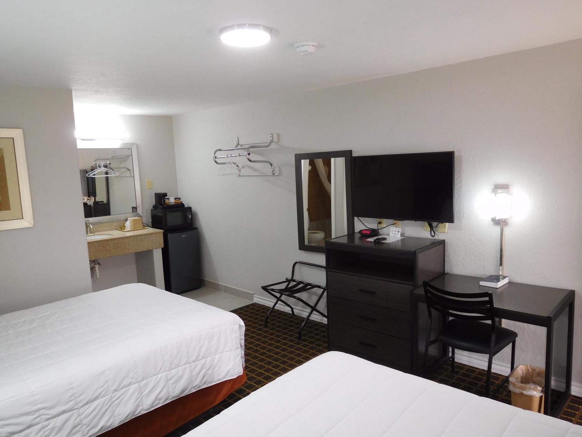 Deluxe Inn Stamford Екстериор снимка