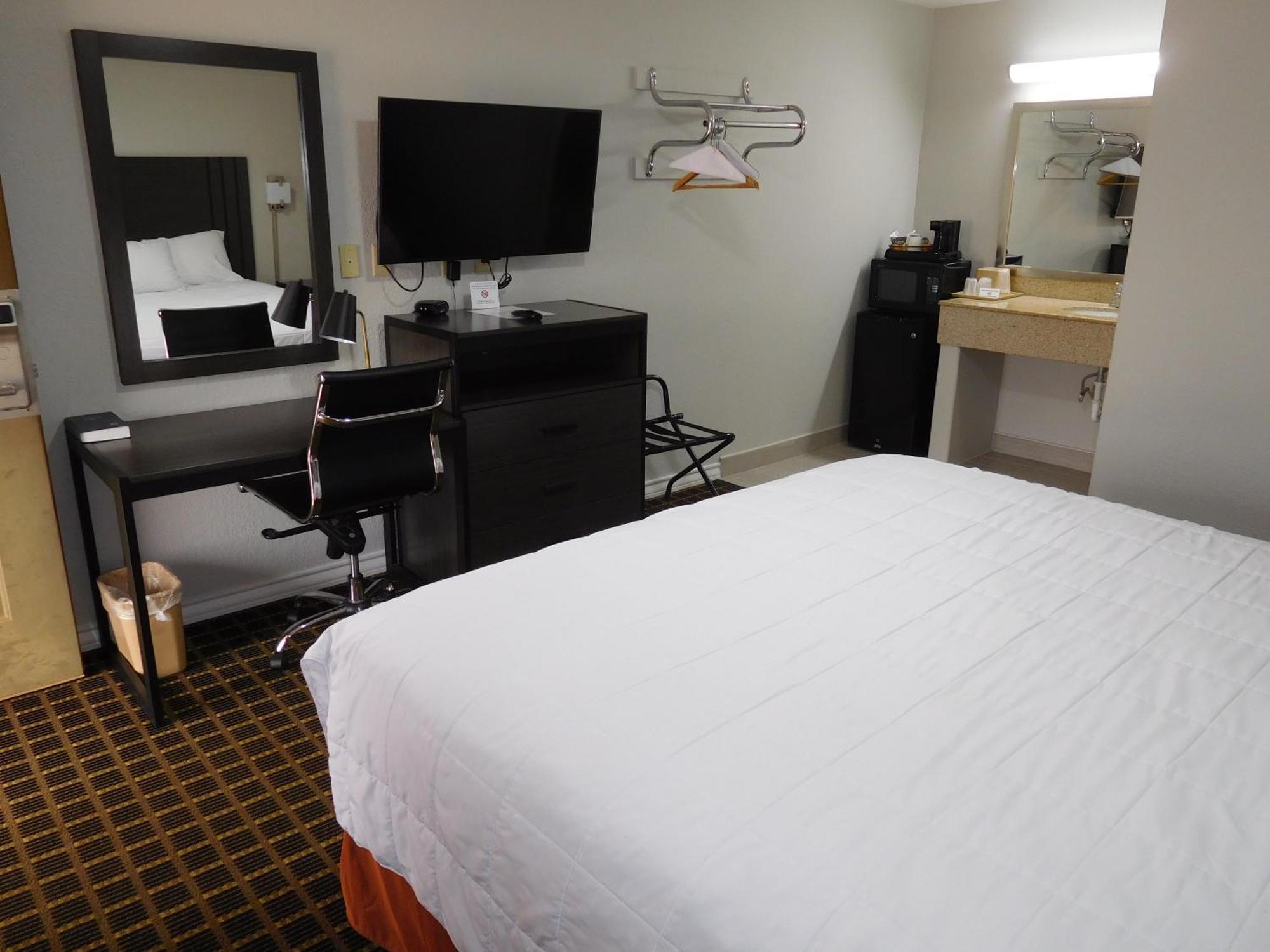 Deluxe Inn Stamford Екстериор снимка