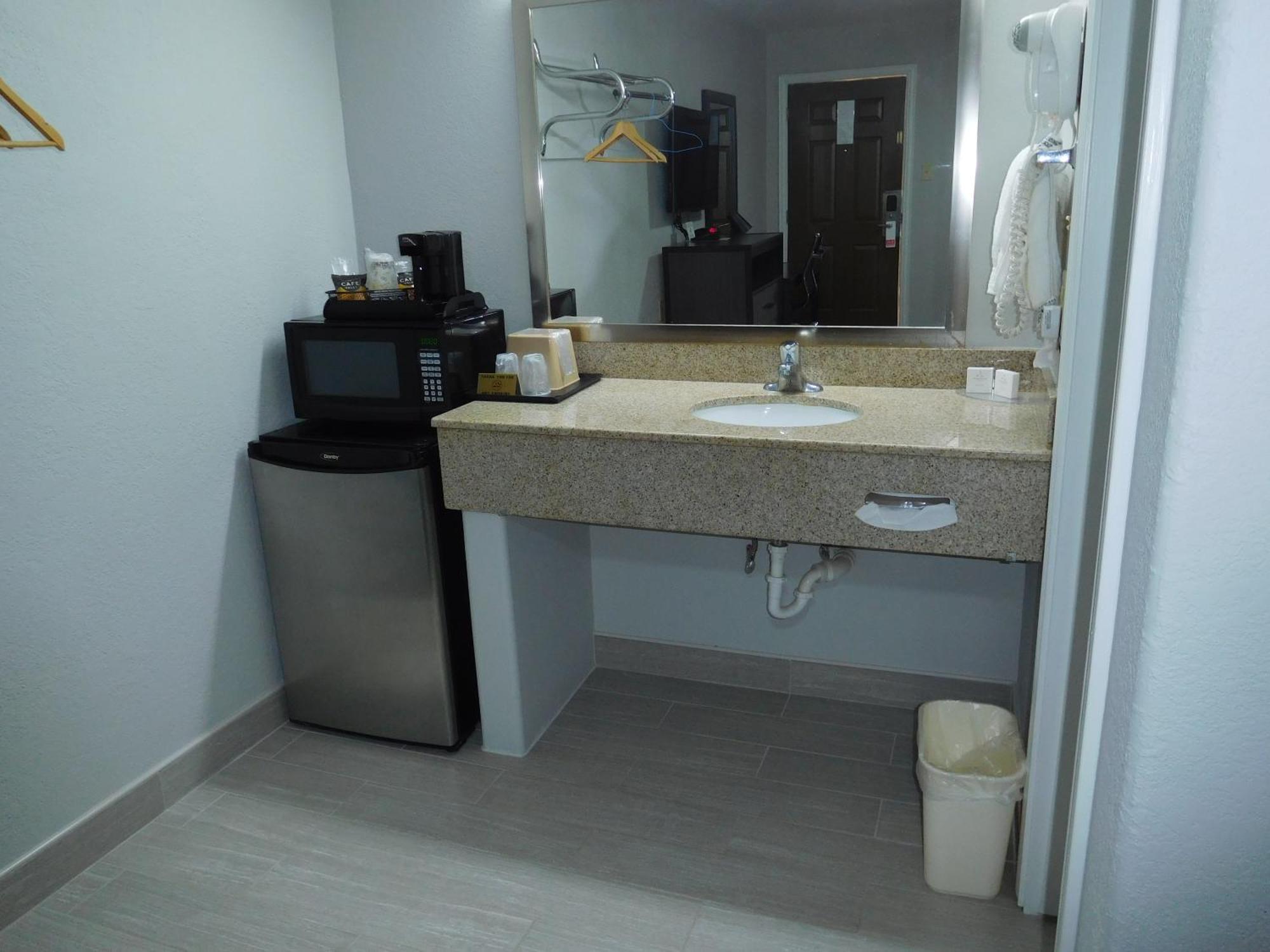 Deluxe Inn Stamford Екстериор снимка