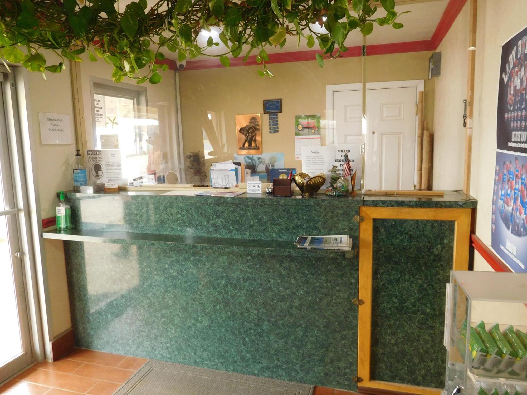 Deluxe Inn Stamford Екстериор снимка