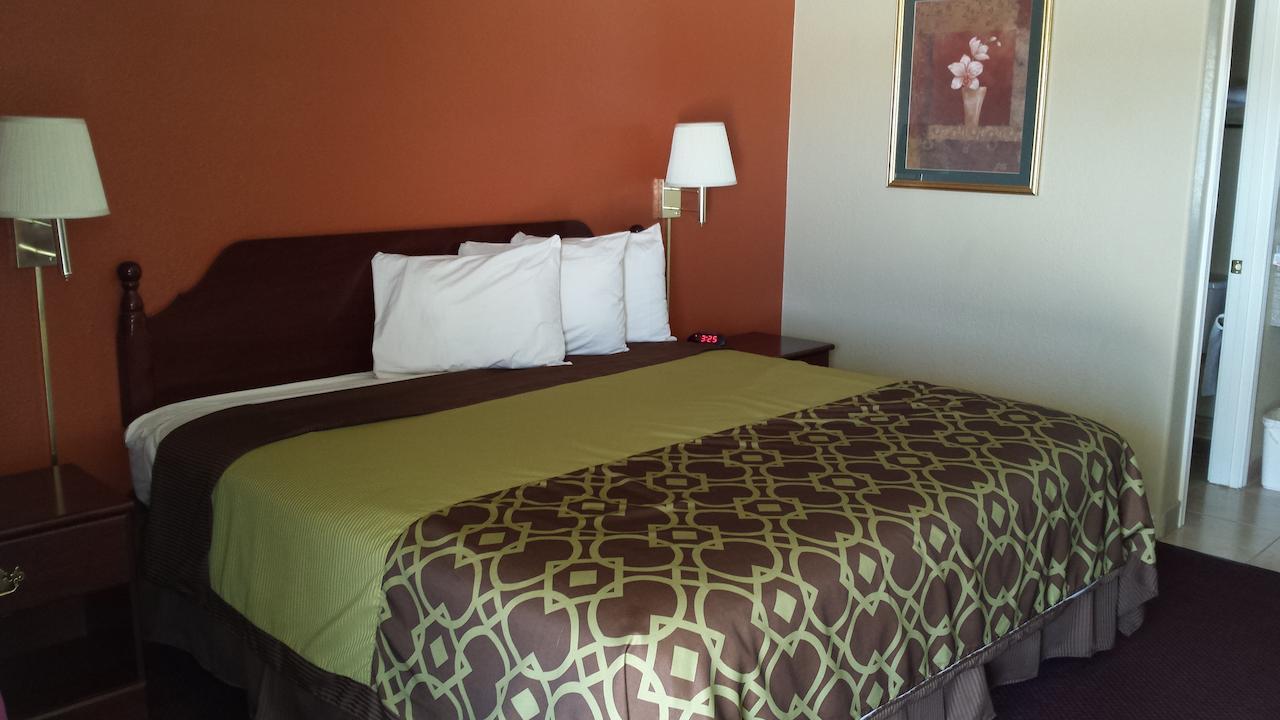 Deluxe Inn Stamford Екстериор снимка